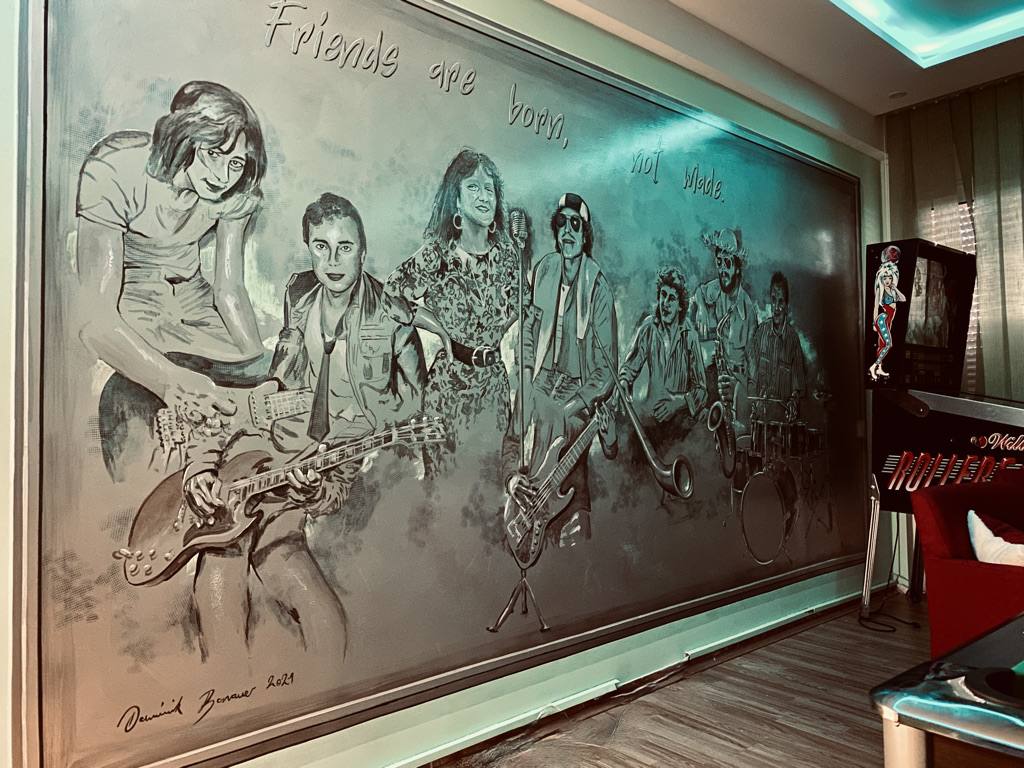 Kreatives Wandbild mit Jazz- und Rockmusikern in Wohnzimmer-Atmosphäre.
